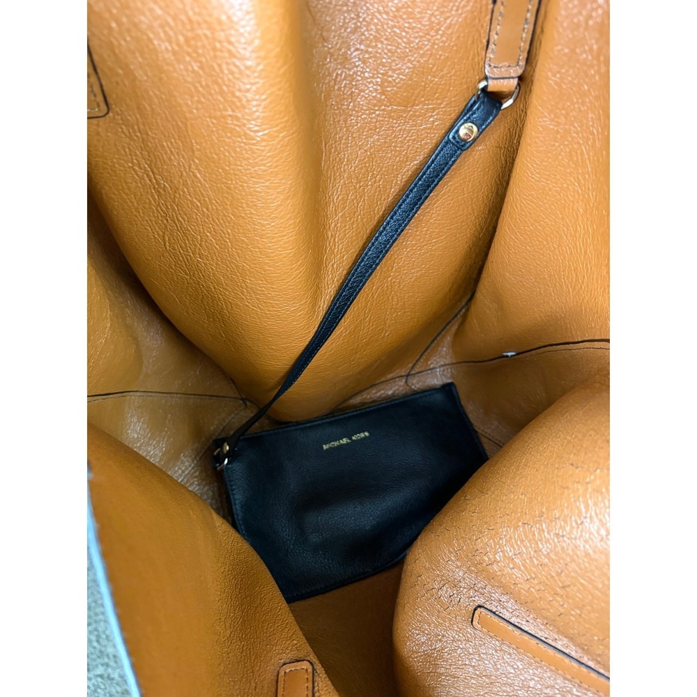 Michael Kors Izzy Pebbled Leather Large Reversible Tote and Wallet, Black Tan - Picture 4 of 10